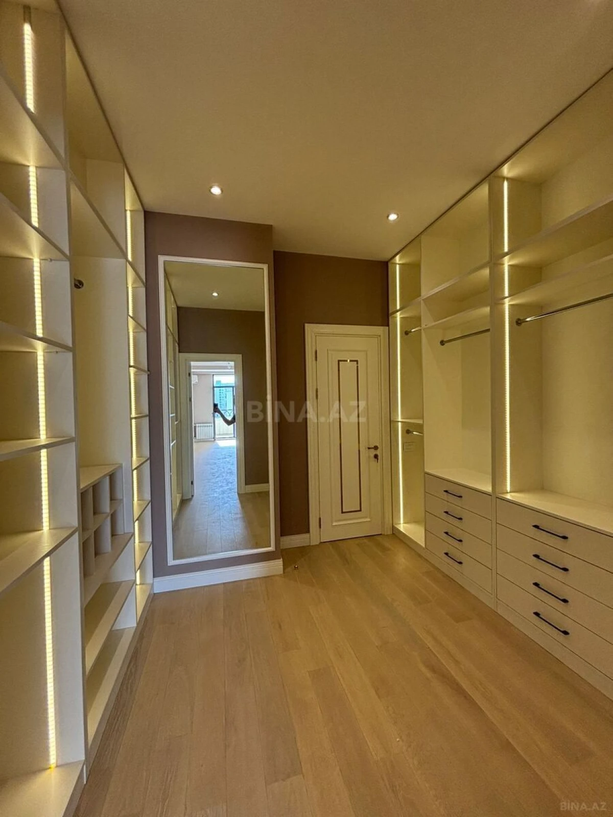 Satılır 4 otaqlı mənzil 242 m²