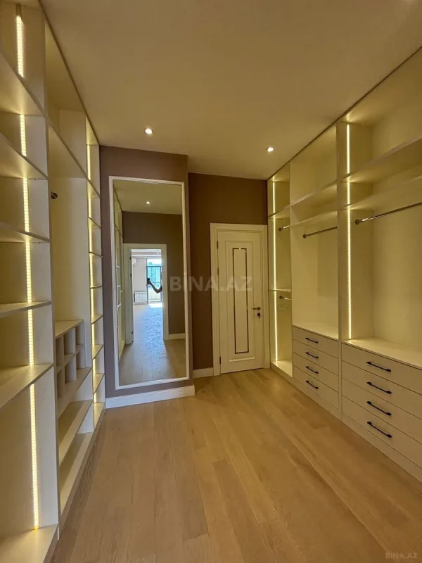 Satılır 4 otaqlı mənzil 242 m²