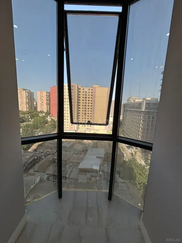 Satılır 4 otaqlı mənzil 242 m²