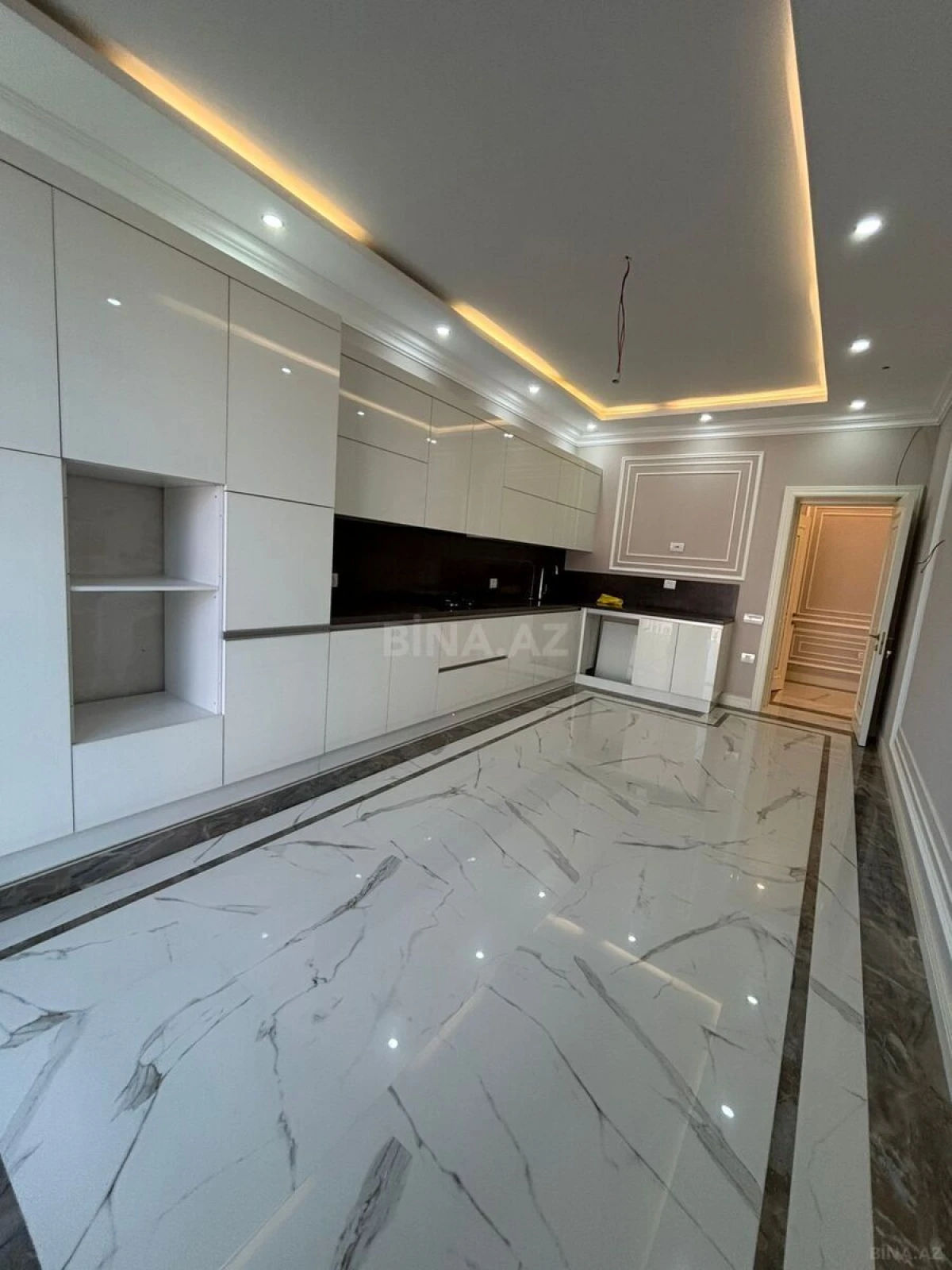 Satılır 4 otaqlı mənzil 242 m²