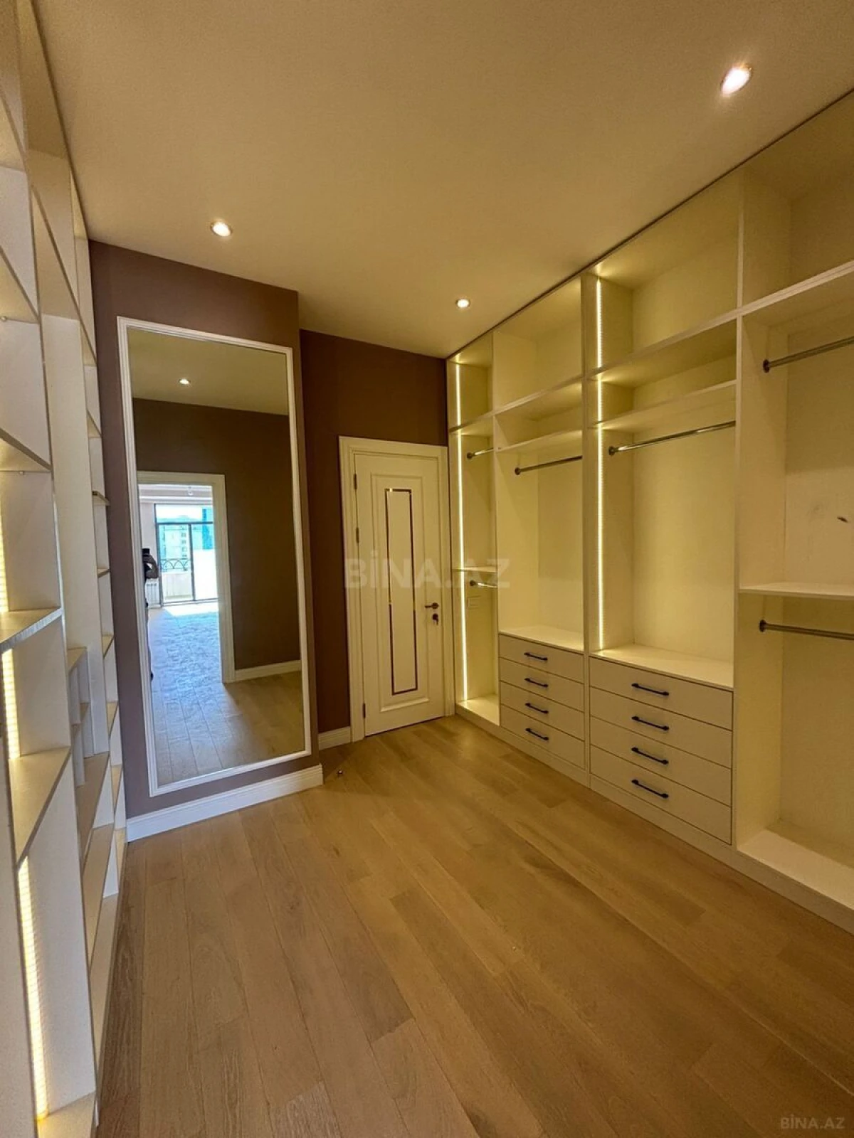 Satılır 4 otaqlı mənzil 242 m²