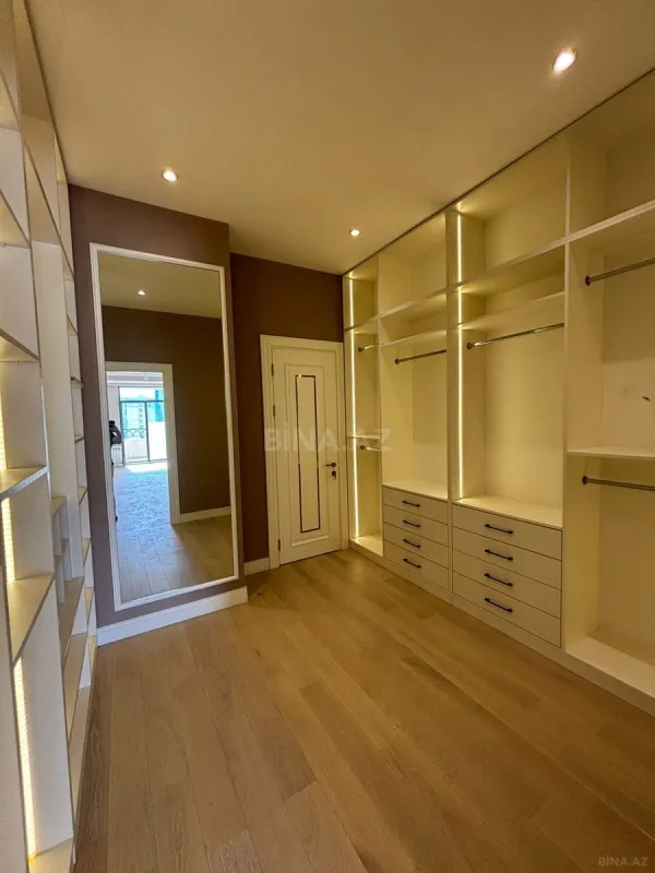 Satılır 4 otaqlı mənzil 242 m²