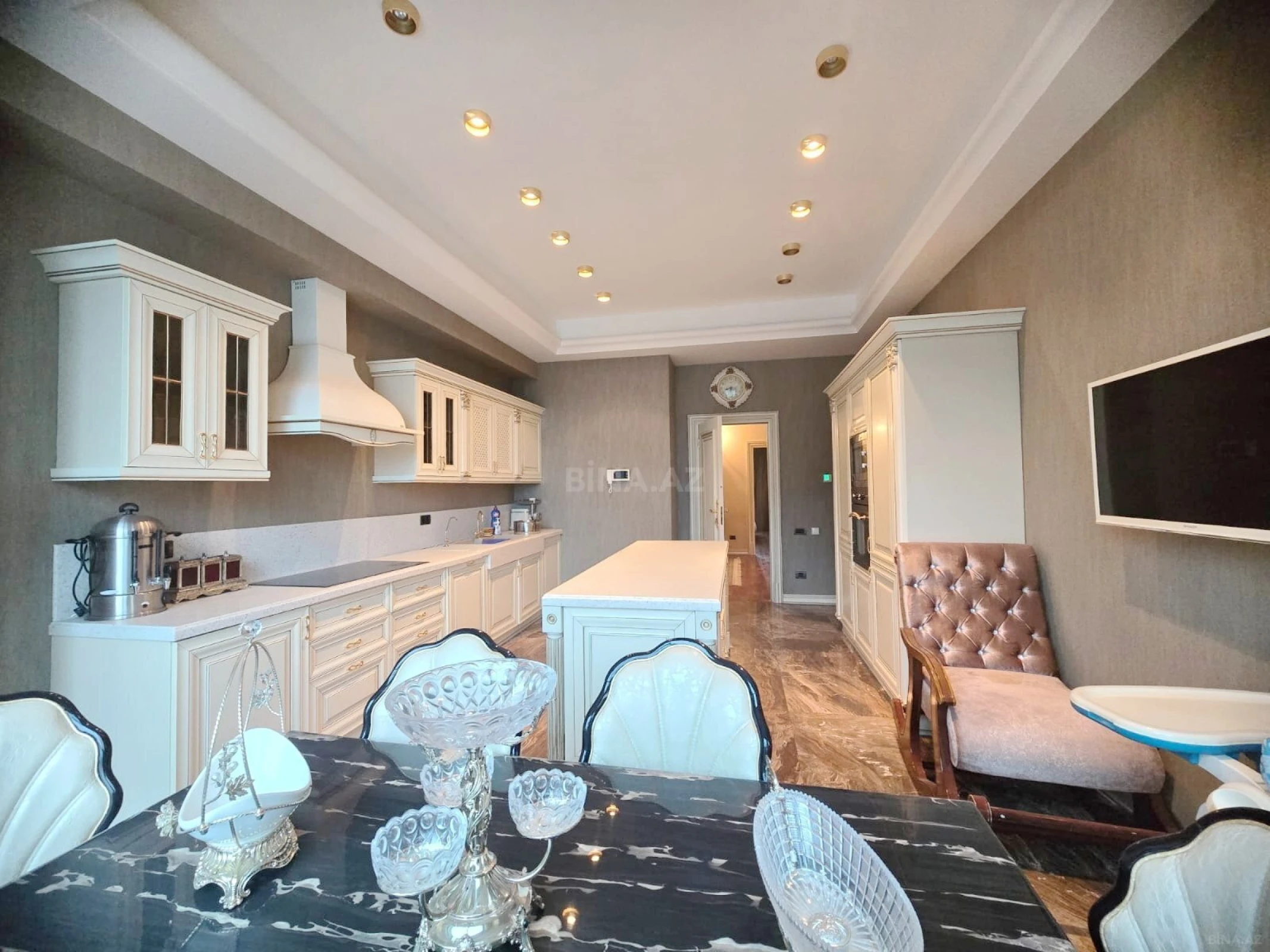 Kirayə verilir 5 otaqlı mənzil 280 m²