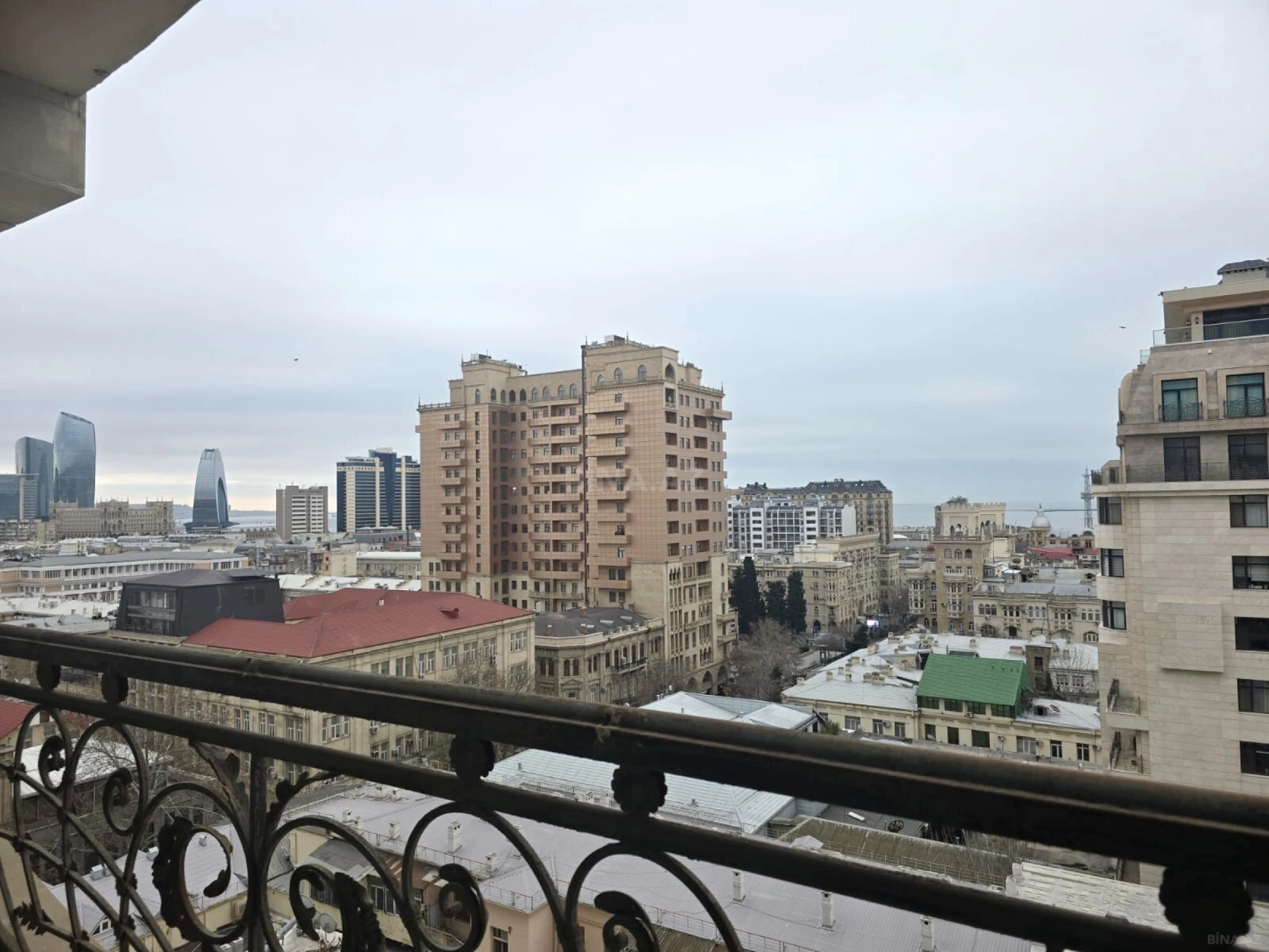 Kirayə verilir 5 otaqlı mənzil 280 m²