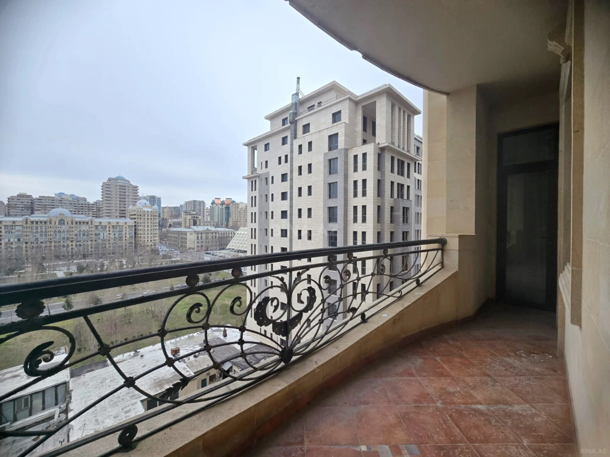 Kirayə verilir 5 otaqlı mənzil 280 m²