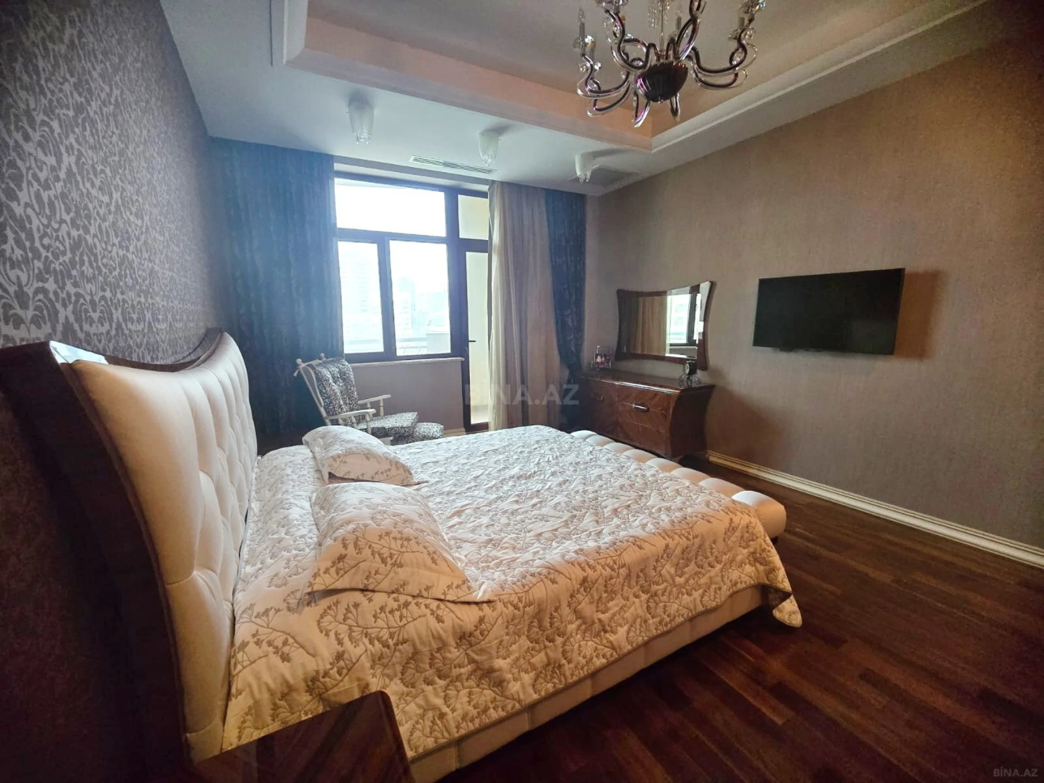 Kirayə verilir 5 otaqlı mənzil 280 m²