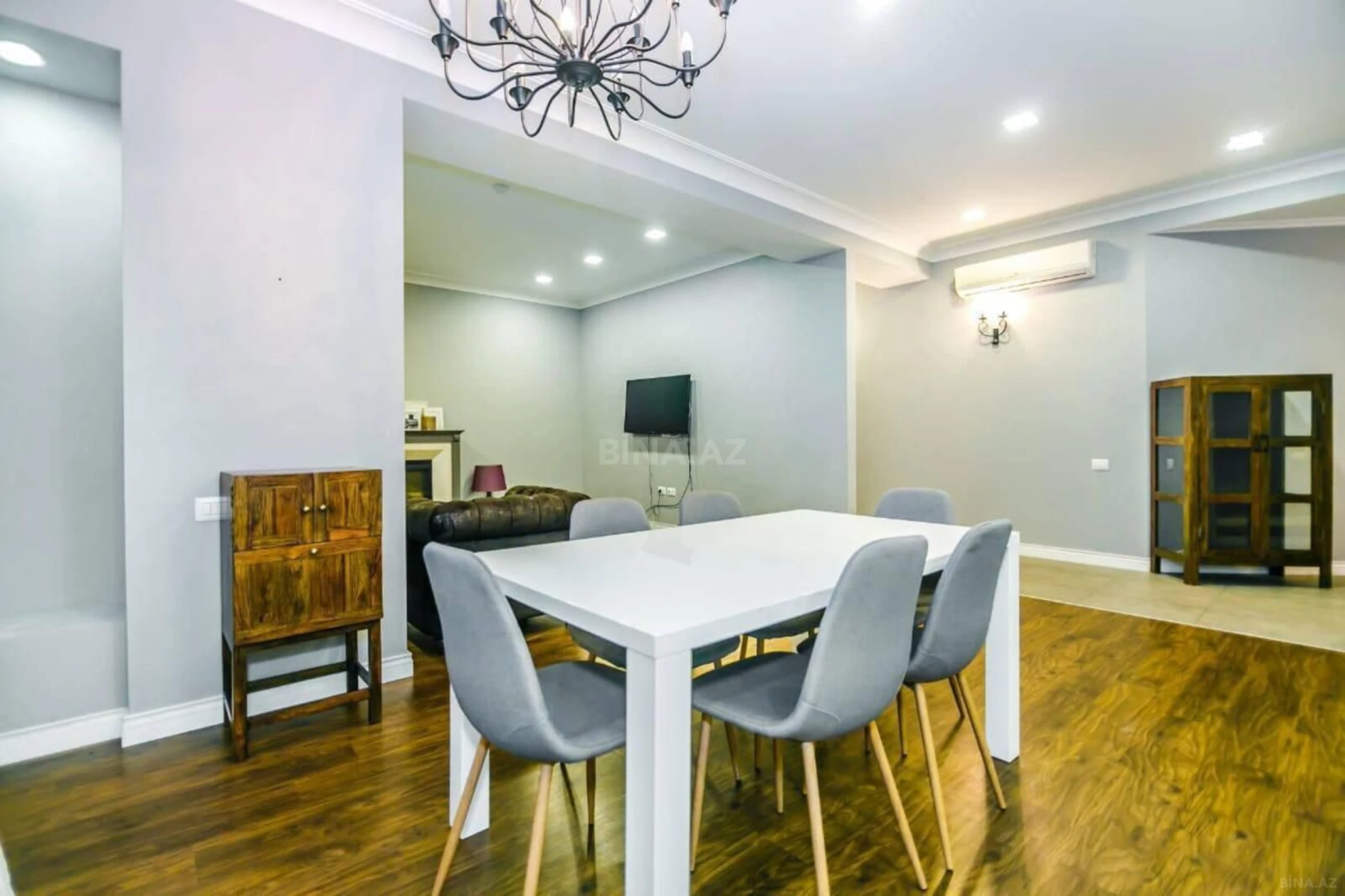 Satılır 5 otaqlı mənzil 240 m²