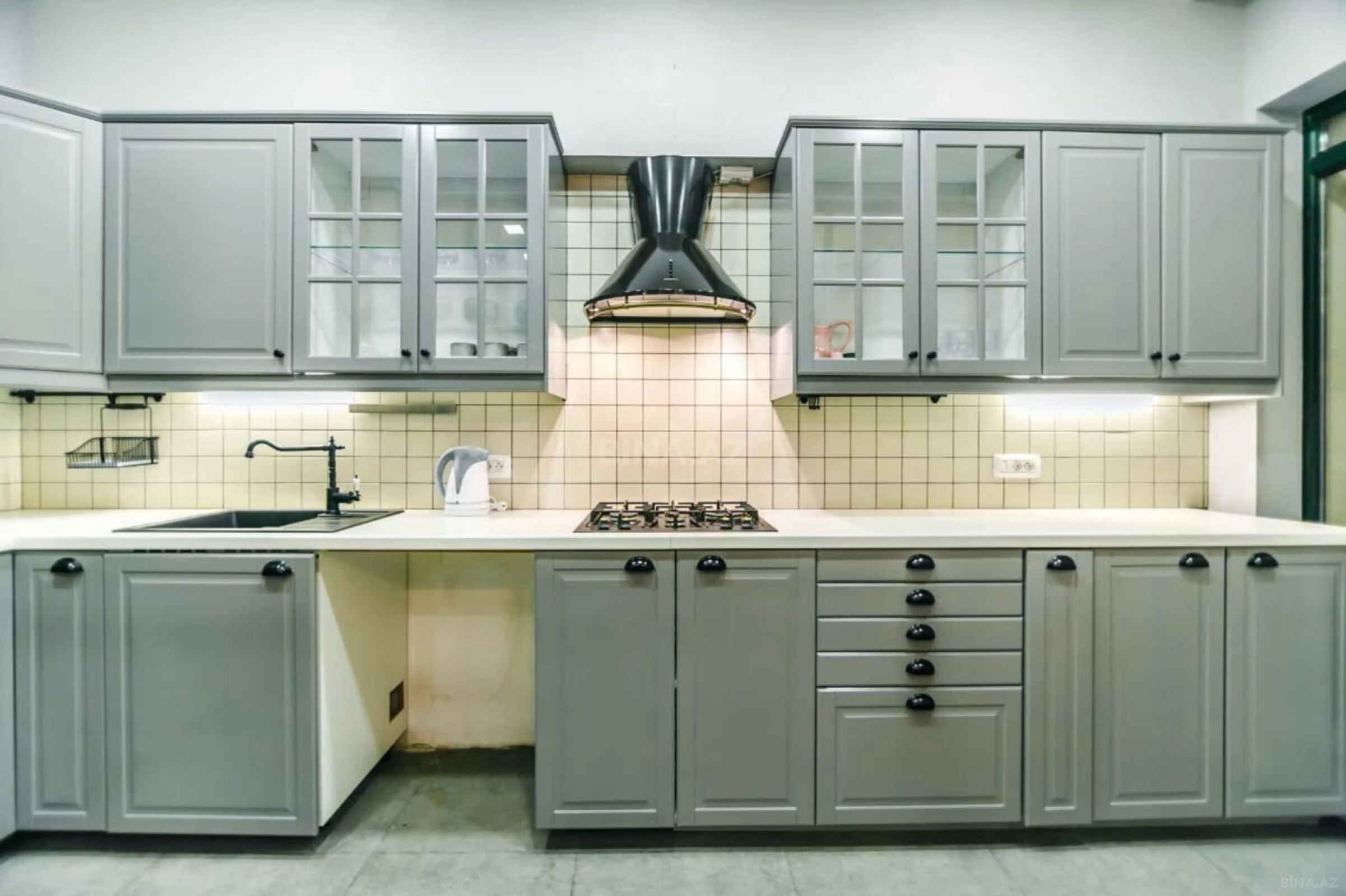 Satılır 5 otaqlı mənzil 240 m²