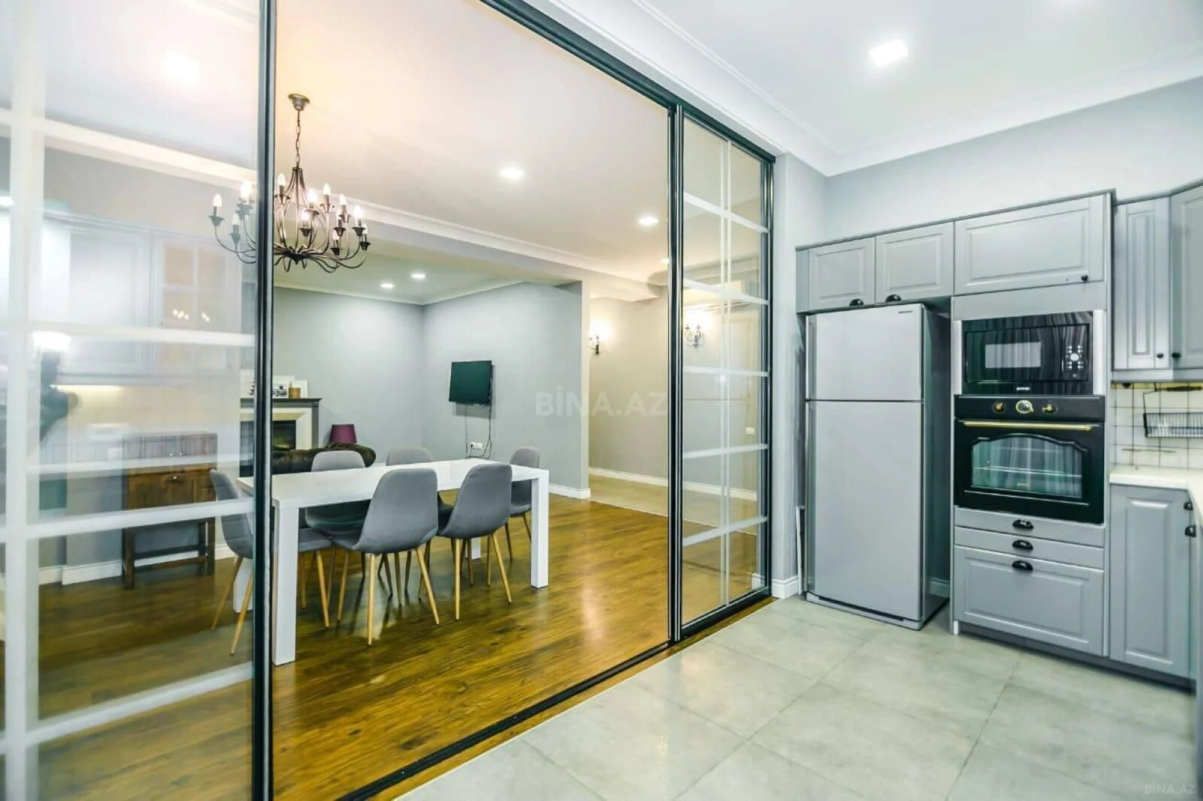 Satılır 5 otaqlı mənzil 240 m²