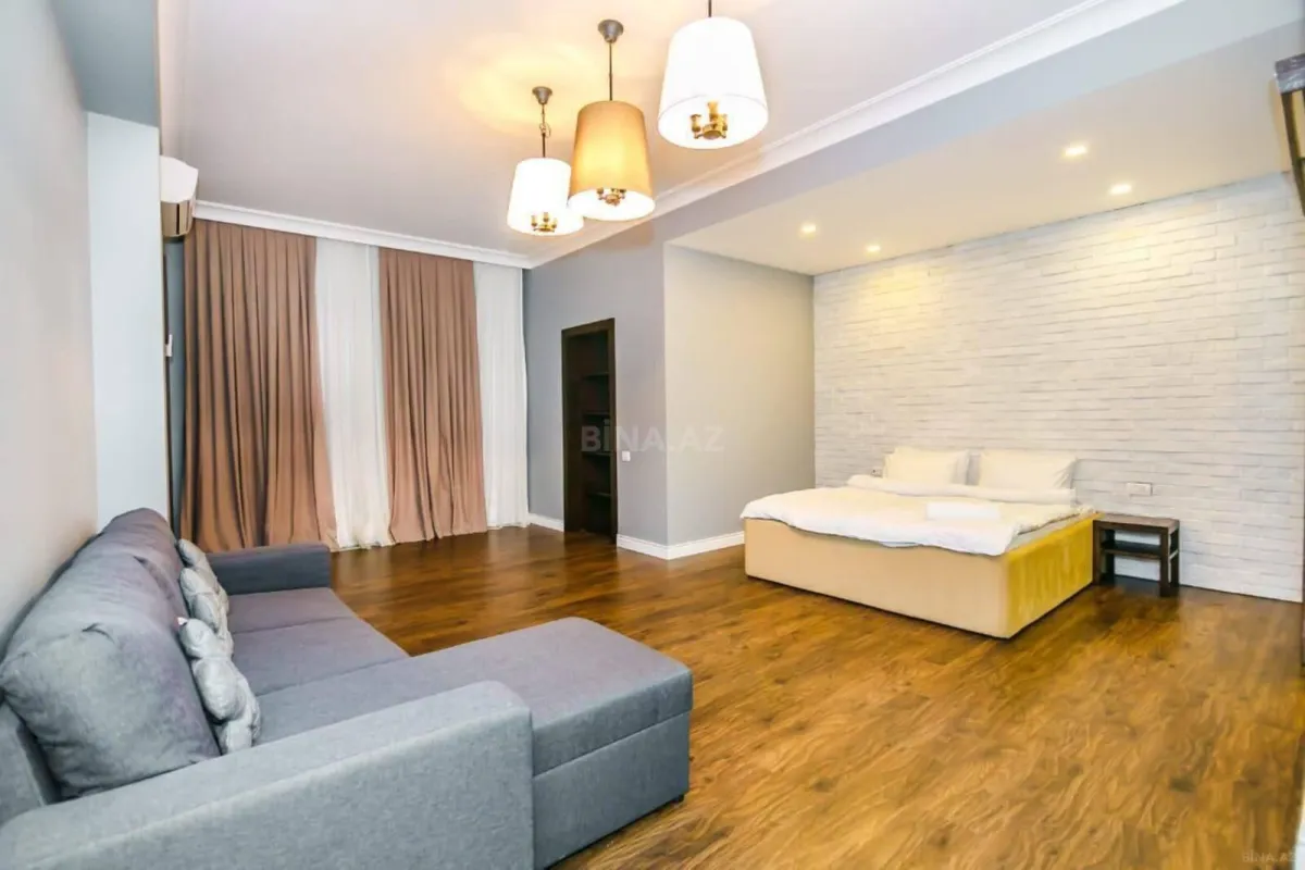 Satılır 5 otaqlı mənzil 240 m²