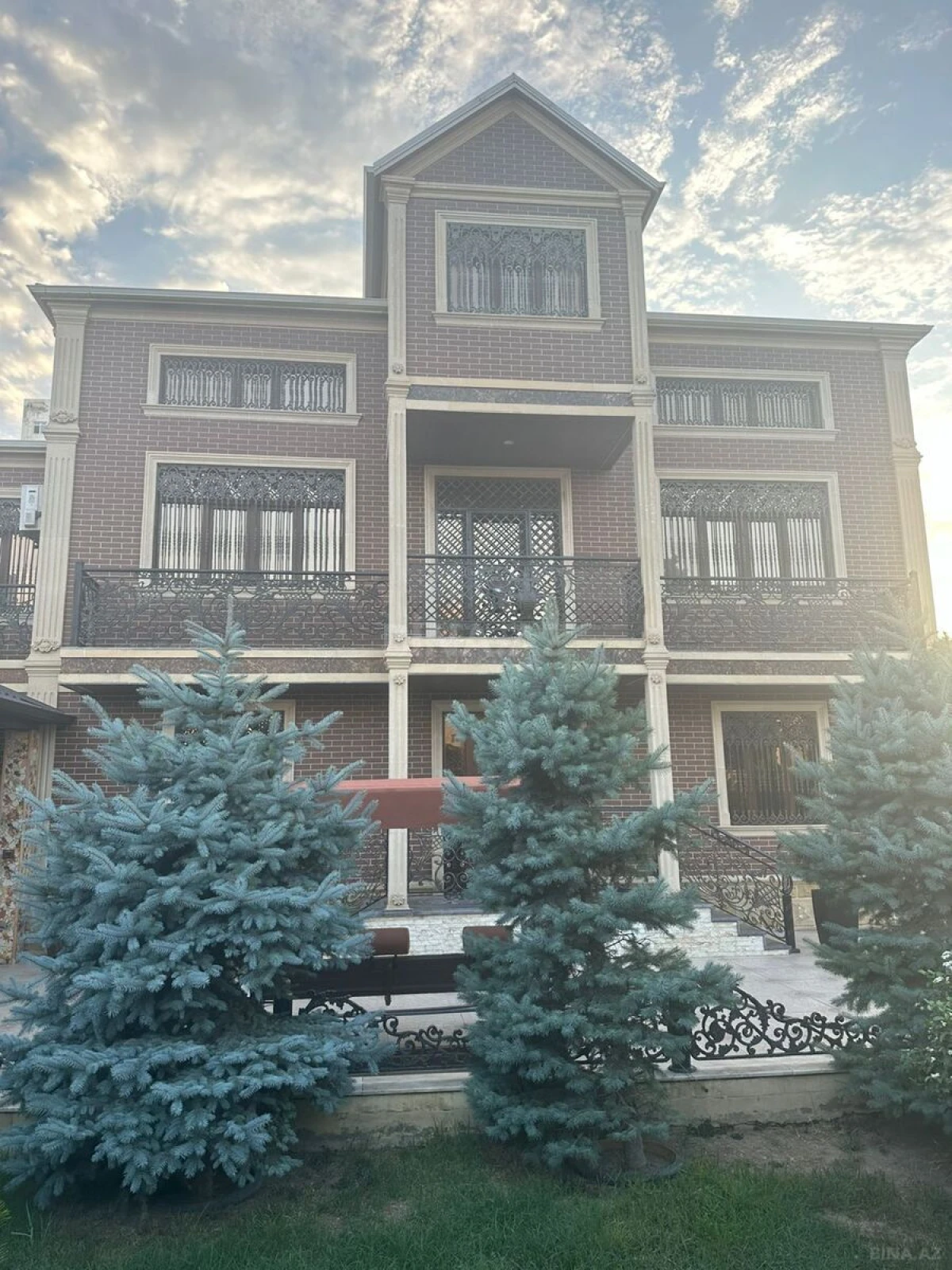 Satılır 6 otaqlı həyət evi 600 m²