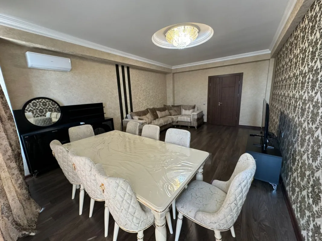 Kirayə verilir 3 otaqlı mənzil 150 m²