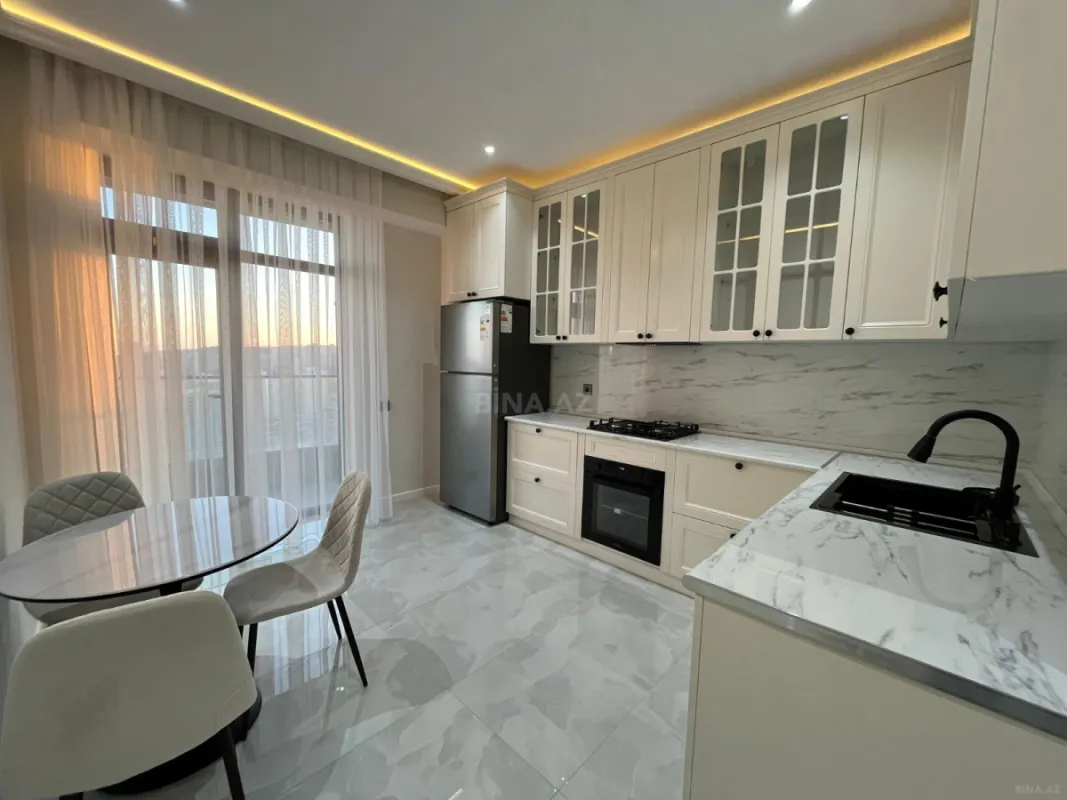 Kirayə verilir 4 otaqlı mənzil 180 m²