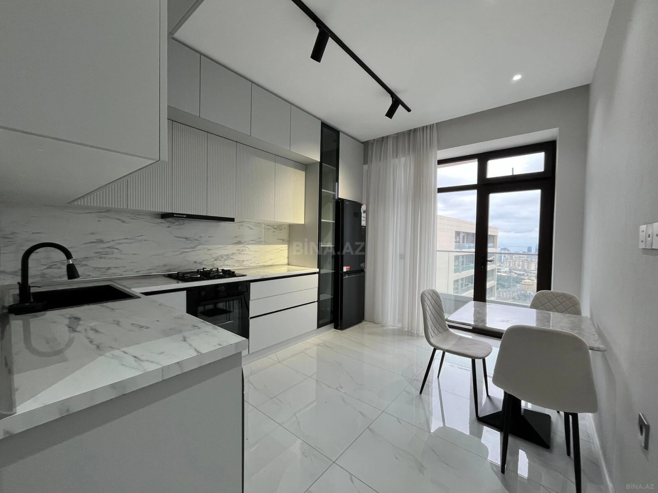 Kirayə verilir 4 otaqlı mənzil 180 m²