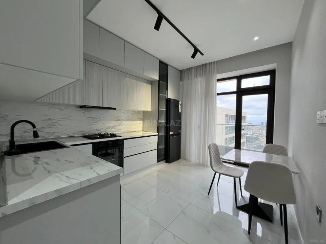 Kirayə verilir 4 otaqlı mənzil 180 m²