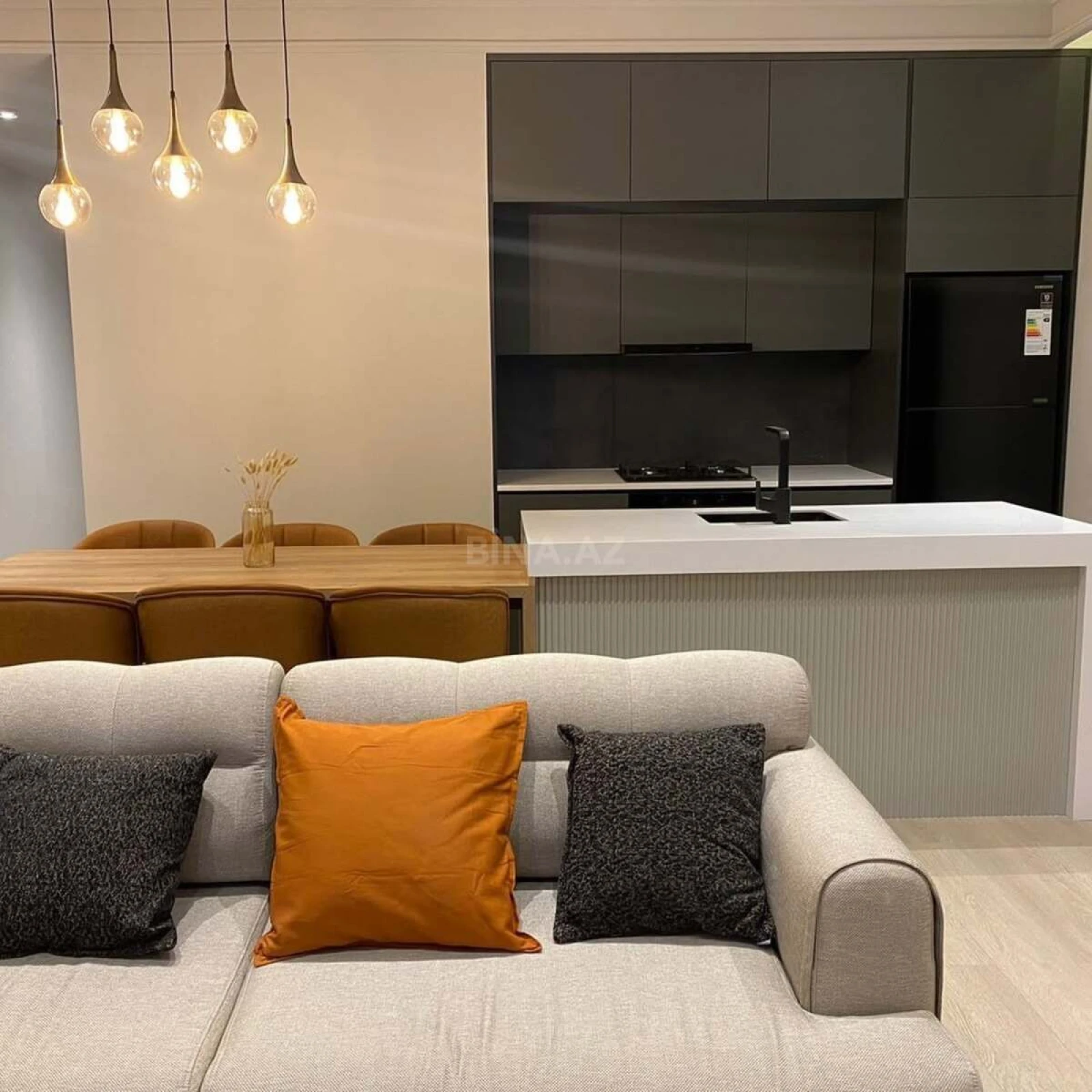 Kirayə verilir 2 otaqlı mənzil 85 m²