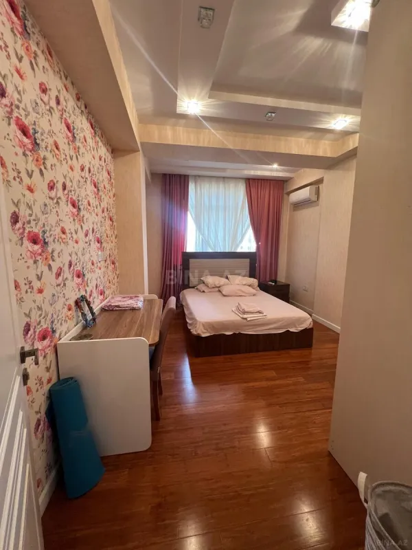 Satılır 4 otaqlı mənzil 190 m²