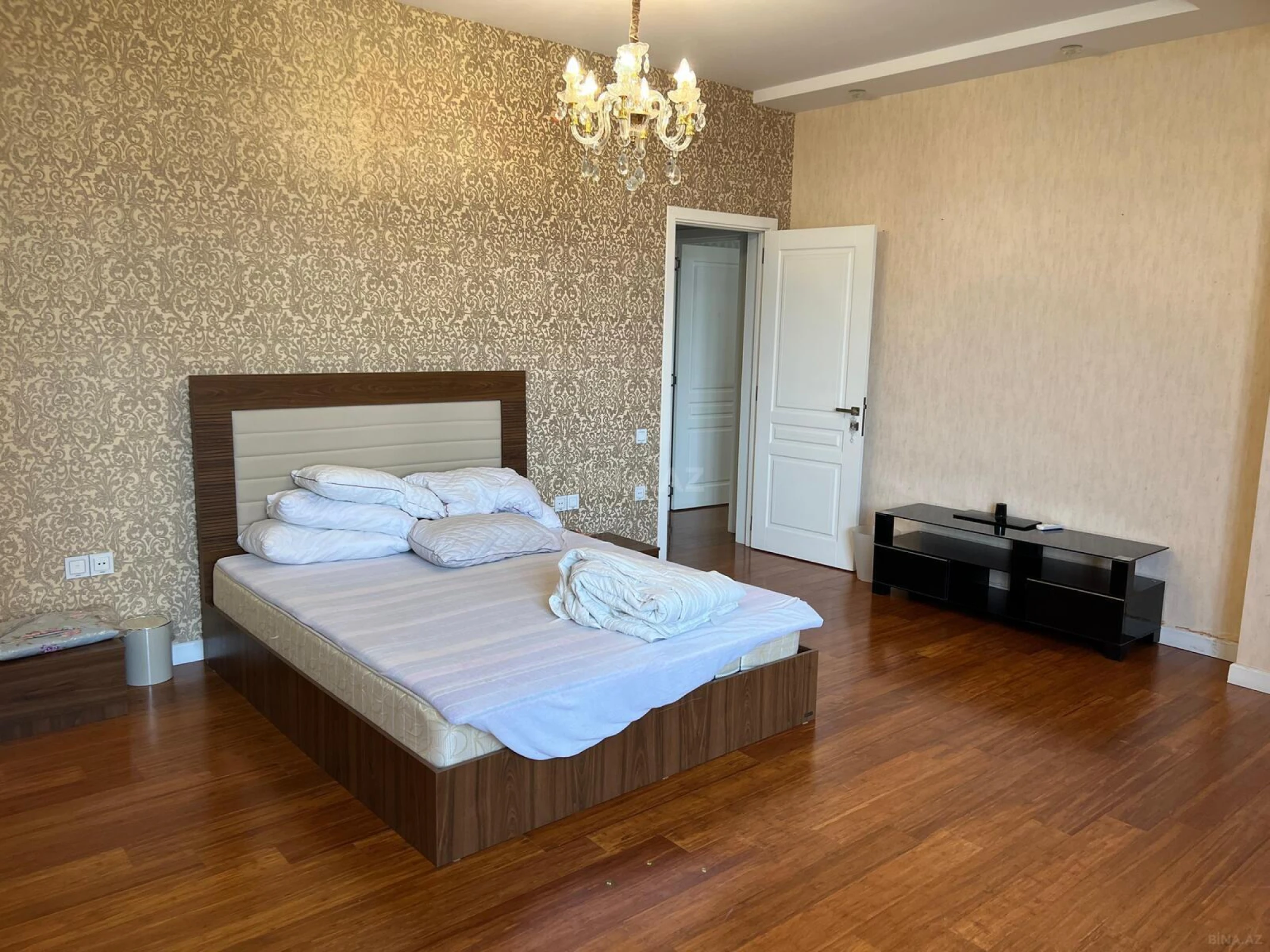 Satılır 4 otaqlı mənzil 190 m²