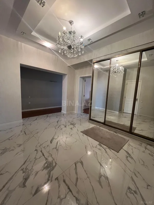 Satılır 4 otaqlı mənzil 190 m²