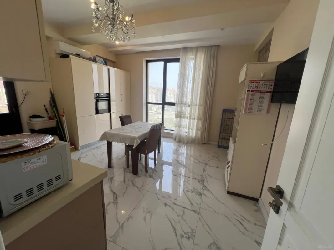 Satılır 4 otaqlı mənzil 190 m²