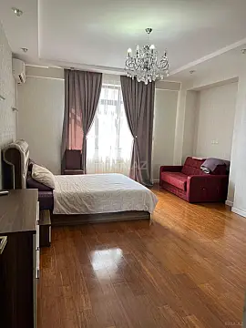 Satılır 4 otaqlı mənzil 190 m²