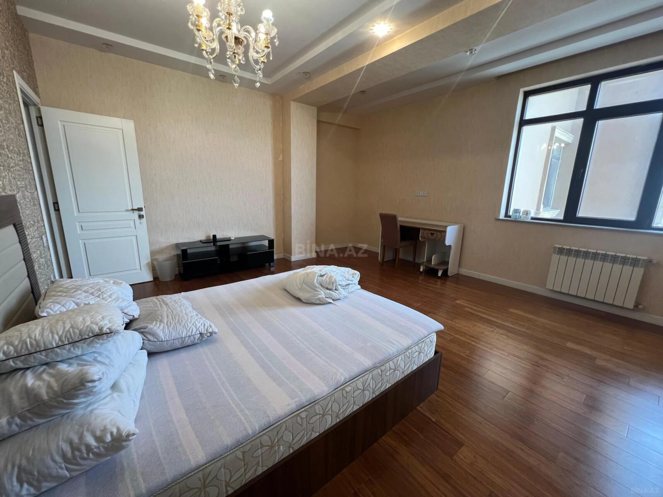 Satılır 4 otaqlı mənzil 190 m²