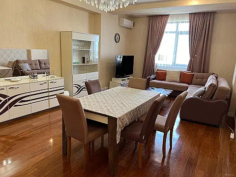Satılır 4 otaqlı mənzil 190 m²
