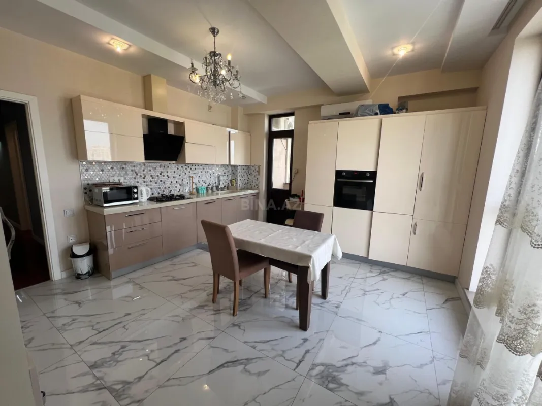 Satılır 4 otaqlı mənzil 190 m²