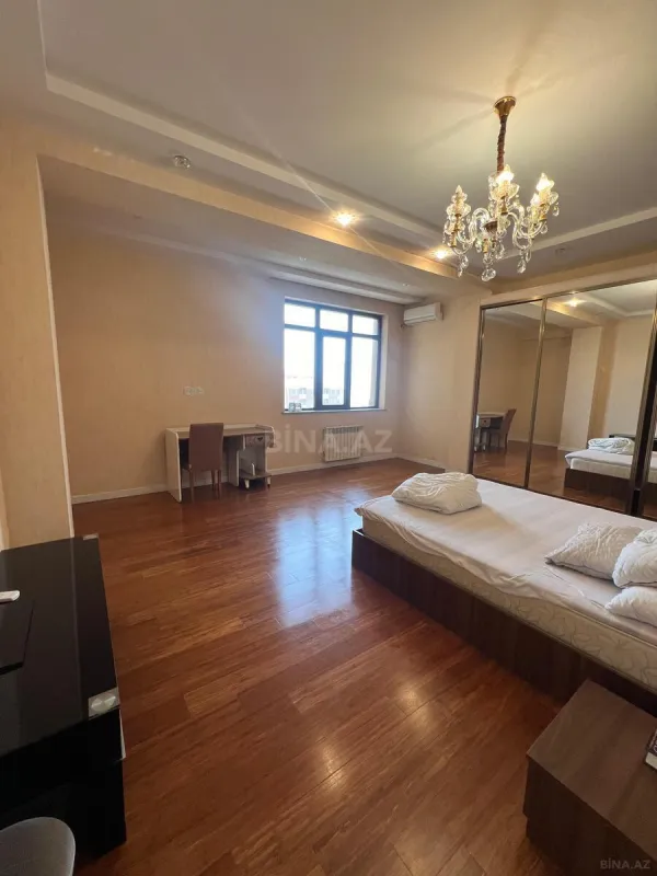Satılır 4 otaqlı mənzil 190 m²