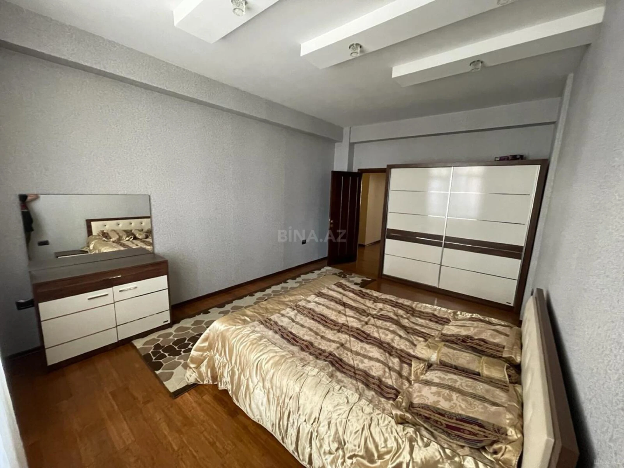 Kirayə verilir 3 otaqlı mənzil 152 m²
