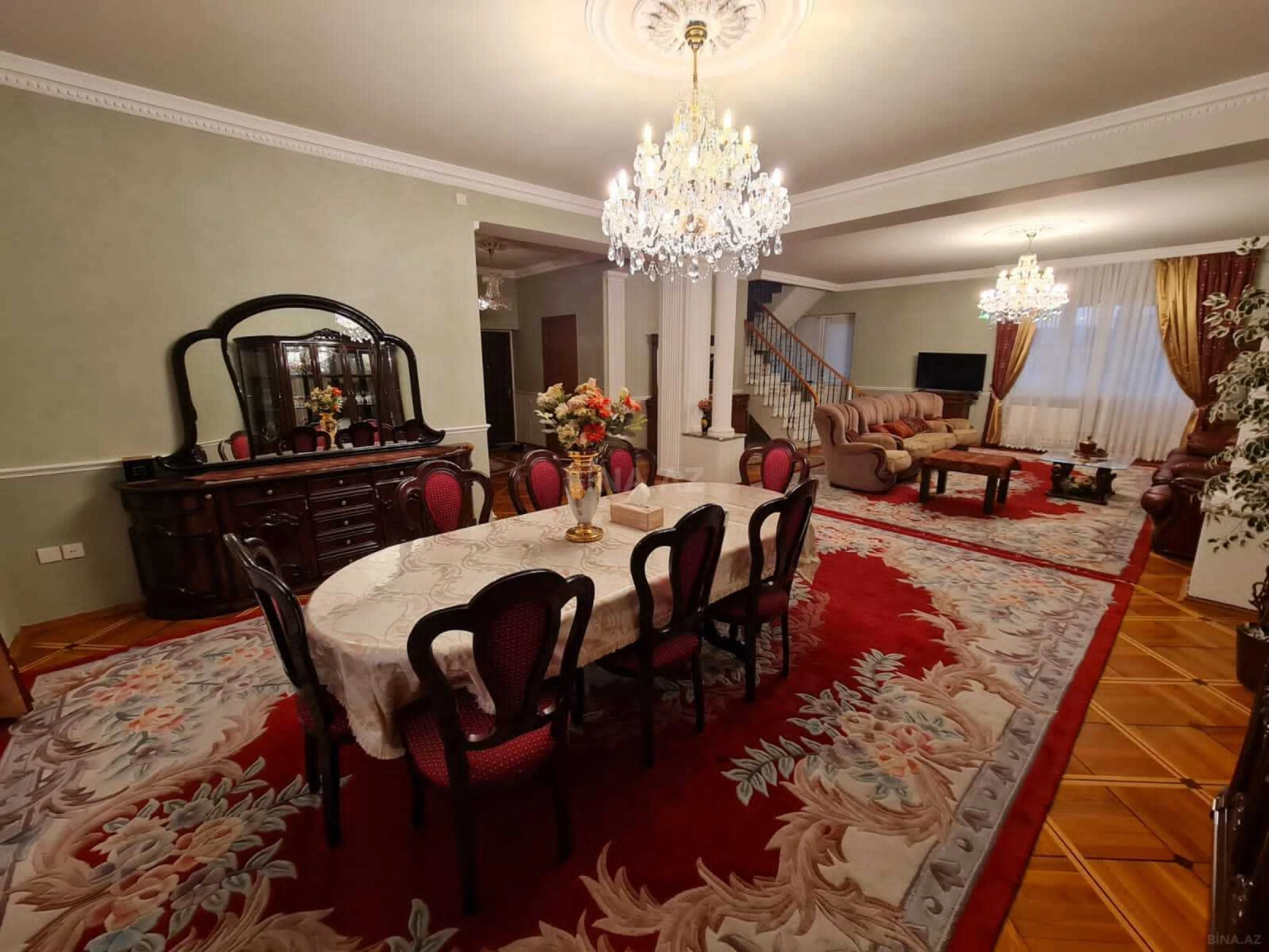 Satılır 5 otaqlı mənzil 330 m²