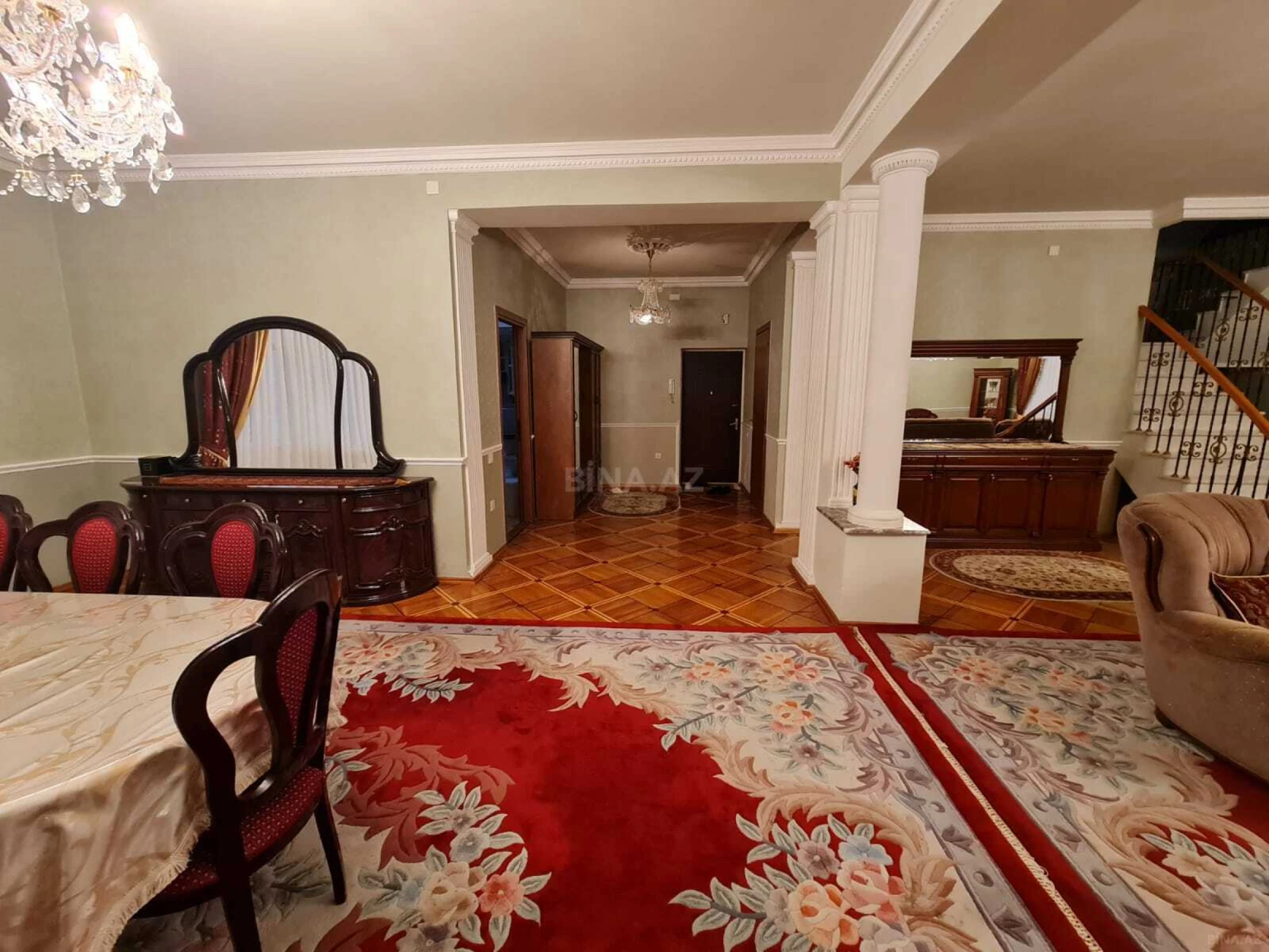 Satılır 5 otaqlı mənzil 330 m²