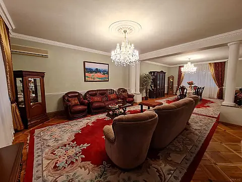 Satılır 5 otaqlı mənzil 330 m²