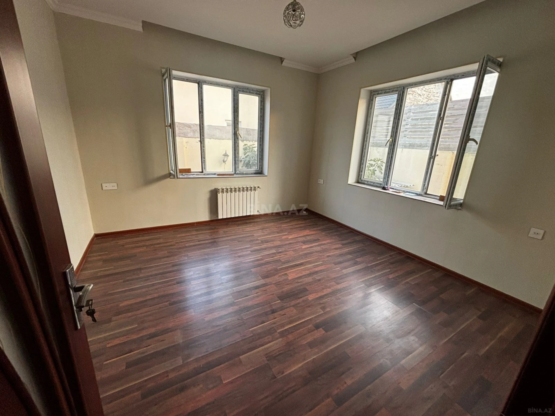 Satılır 4 otaqlı həyət evi 142 m²