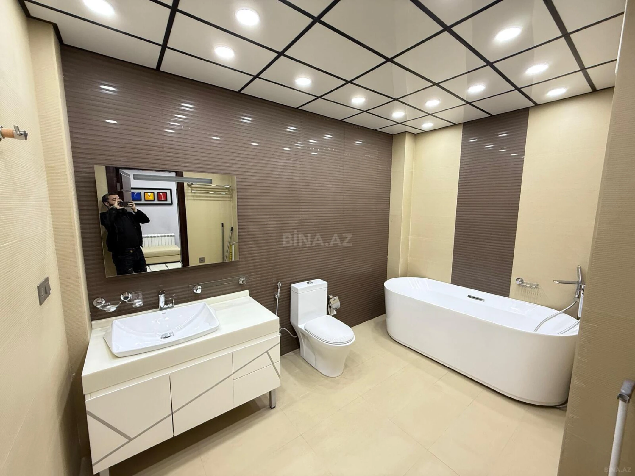 Satılır 4 otaqlı mənzil 180 m²