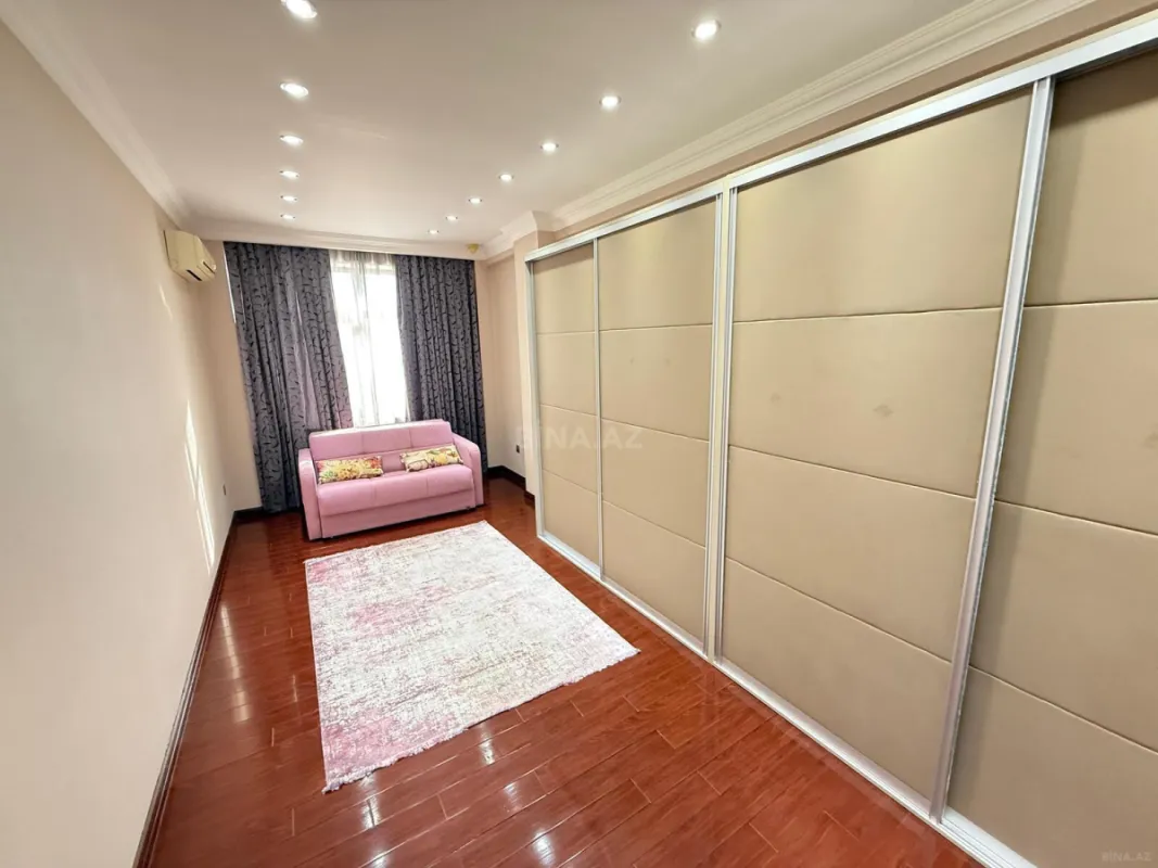 Satılır 4 otaqlı mənzil 180 m²