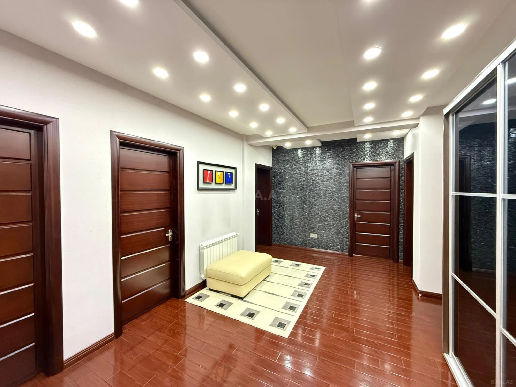 Satılır 4 otaqlı mənzil 180 m²