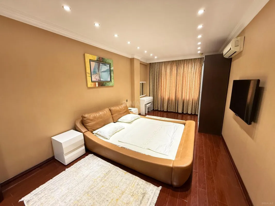 Satılır 4 otaqlı mənzil 180 m²