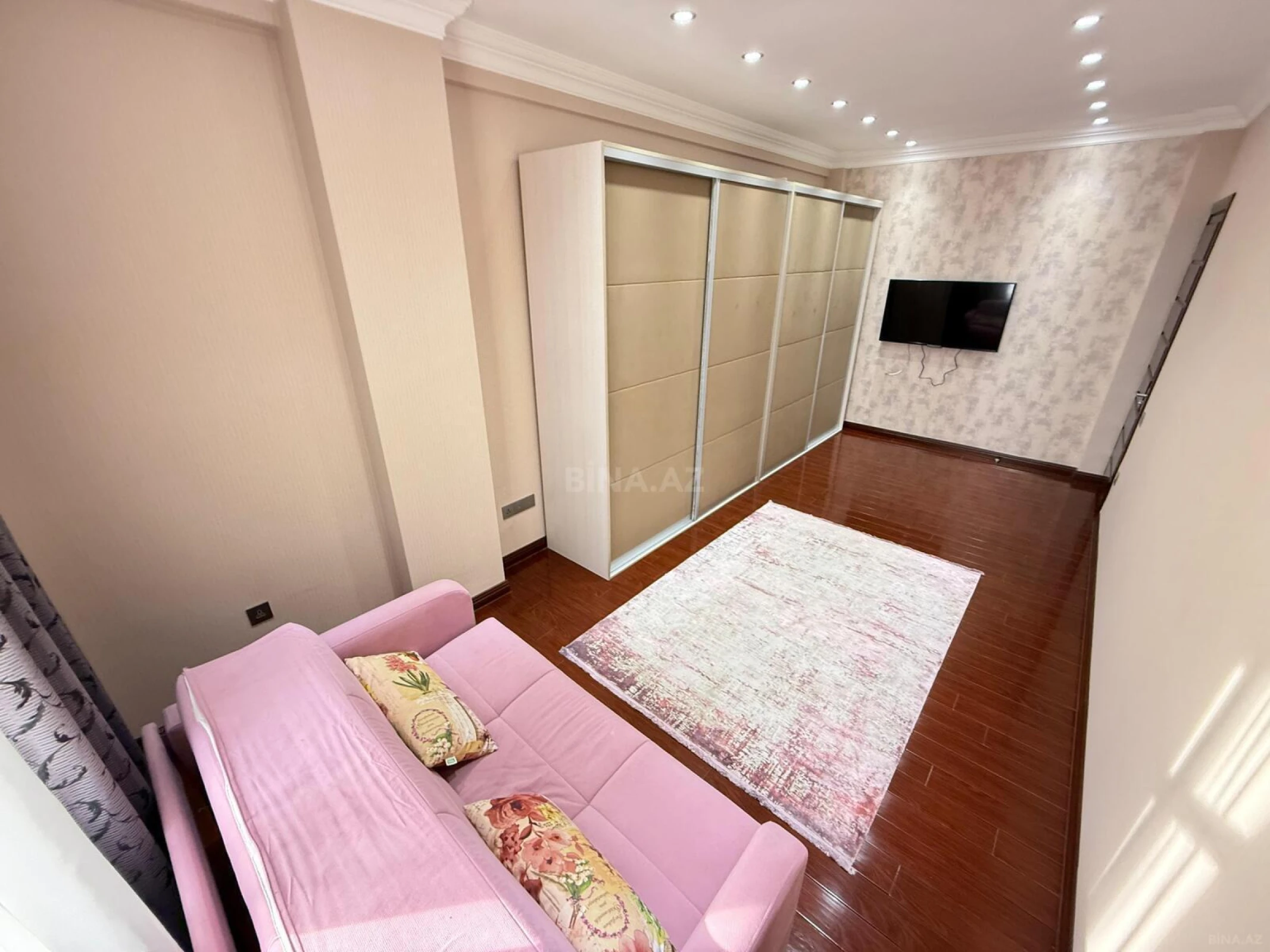 Satılır 4 otaqlı mənzil 180 m²