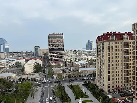 Satılır 4 otaqlı mənzil 180 m²