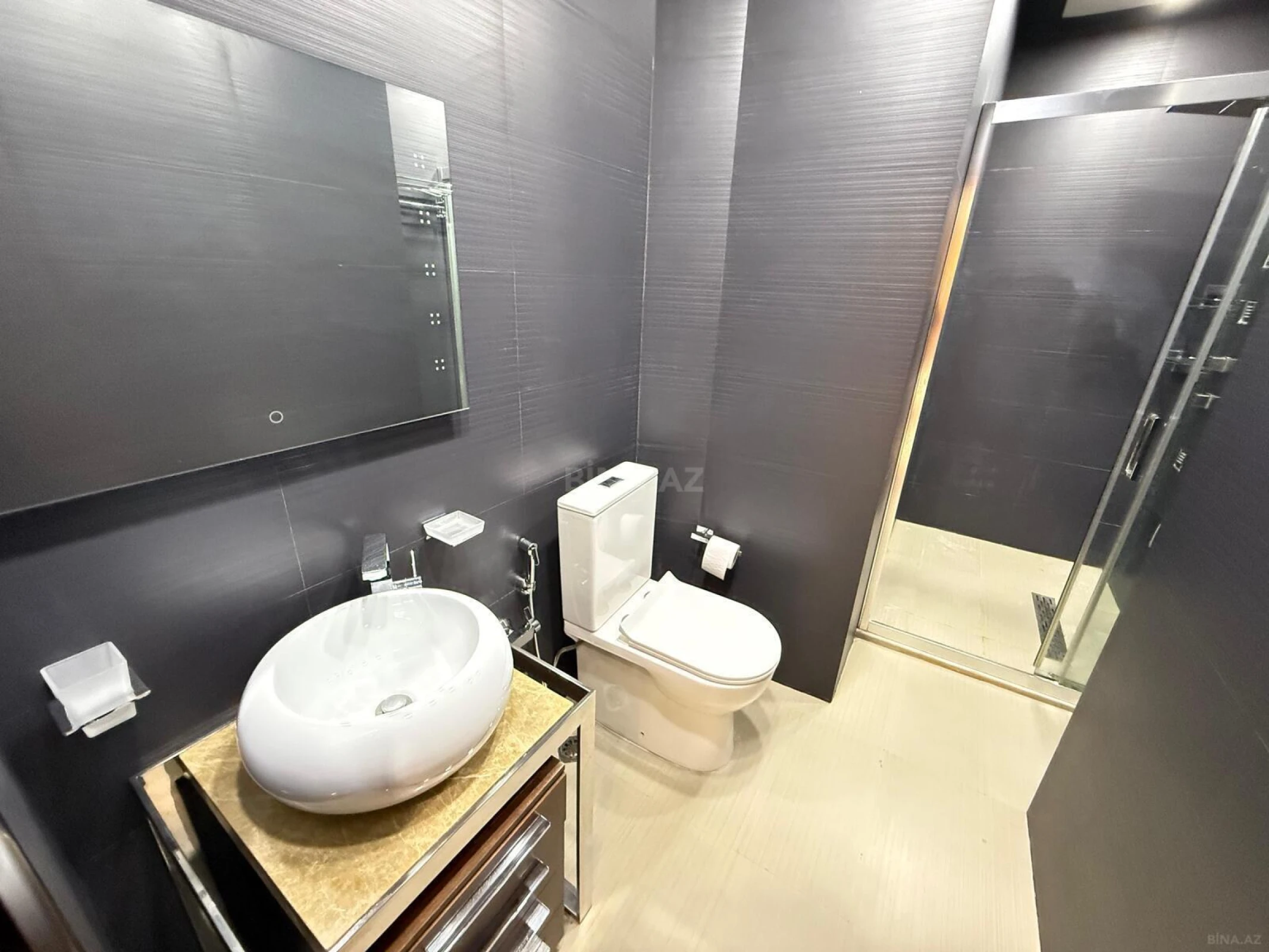 Satılır 4 otaqlı mənzil 180 m²