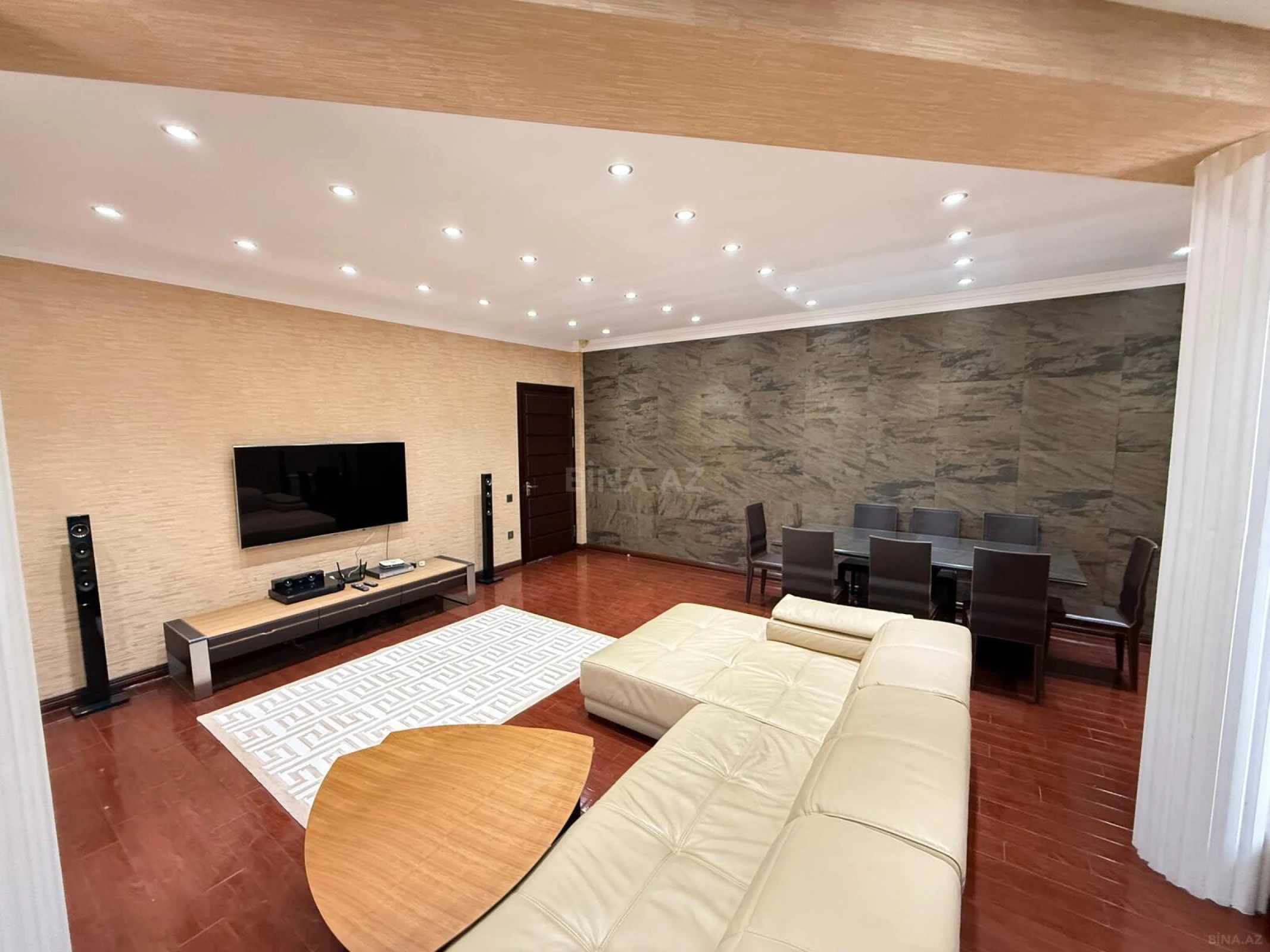 Satılır 4 otaqlı mənzil 180 m²