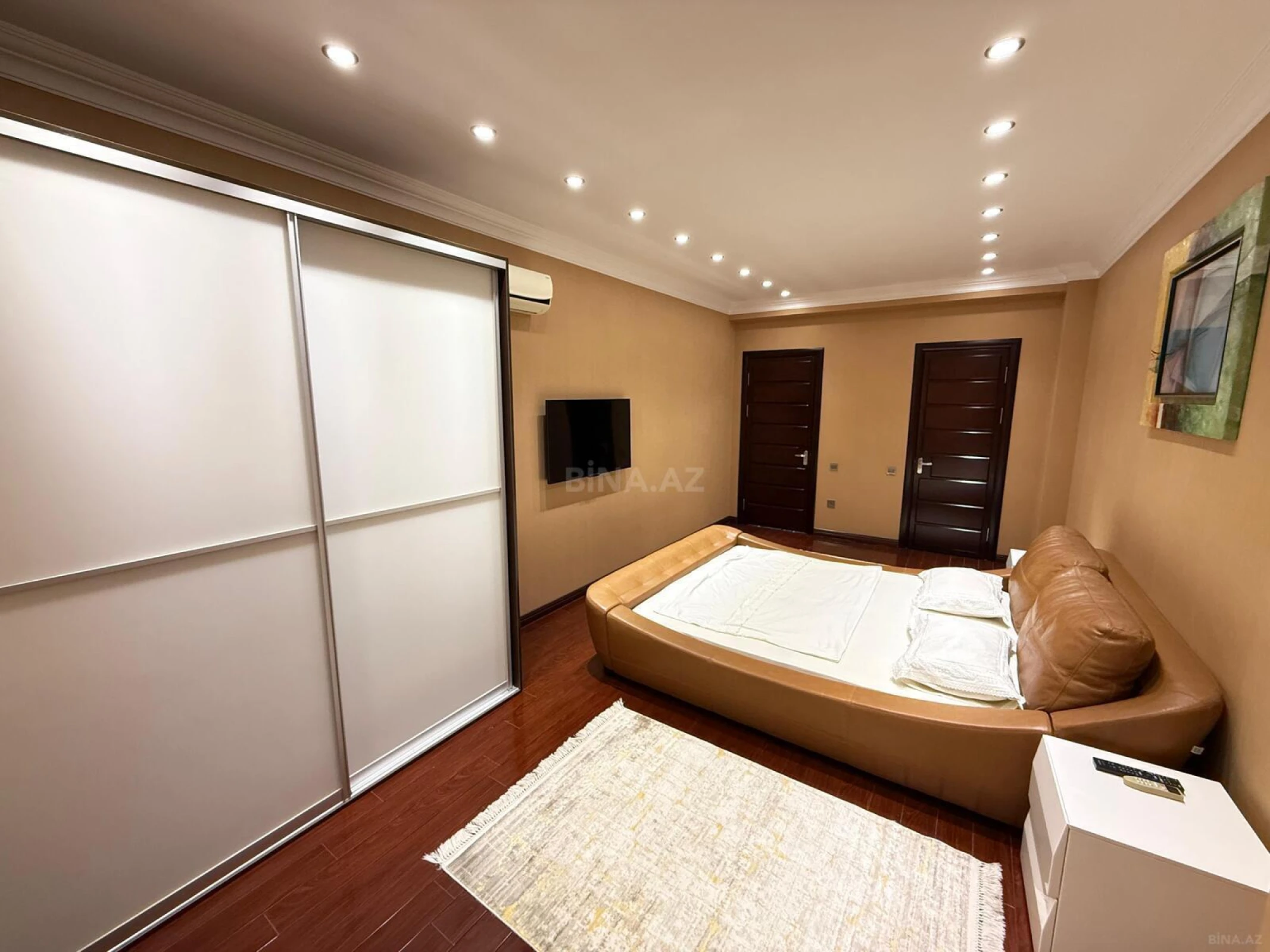 Satılır 4 otaqlı mənzil 180 m²