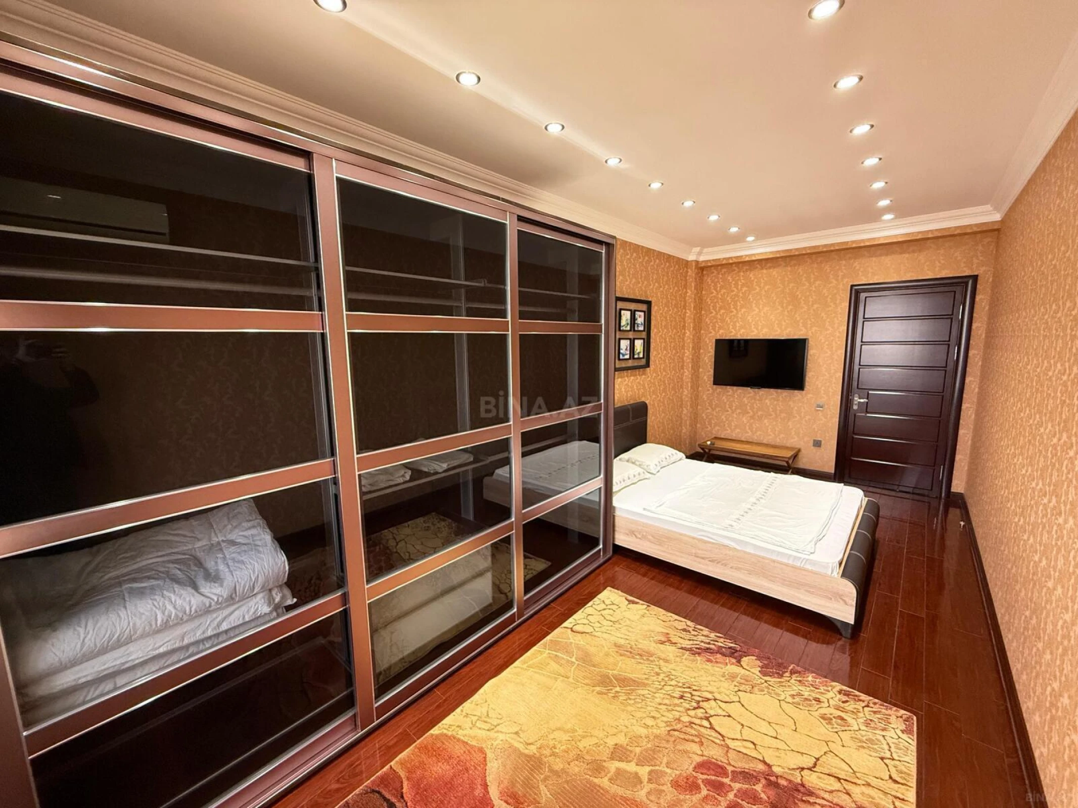 Satılır 4 otaqlı mənzil 180 m²