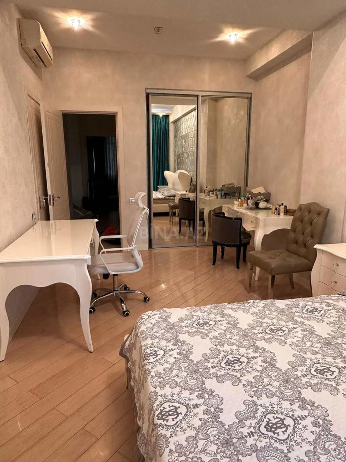 Satılır 3 otaqlı mənzil 136 m²