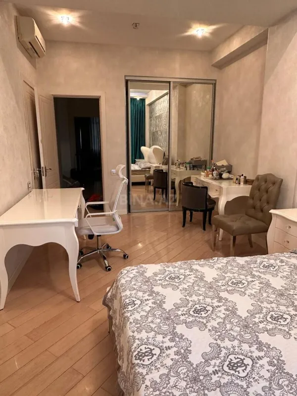 Satılır 3 otaqlı mənzil 136 m²
