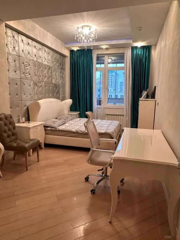 Satılır 3 otaqlı mənzil 136 m²