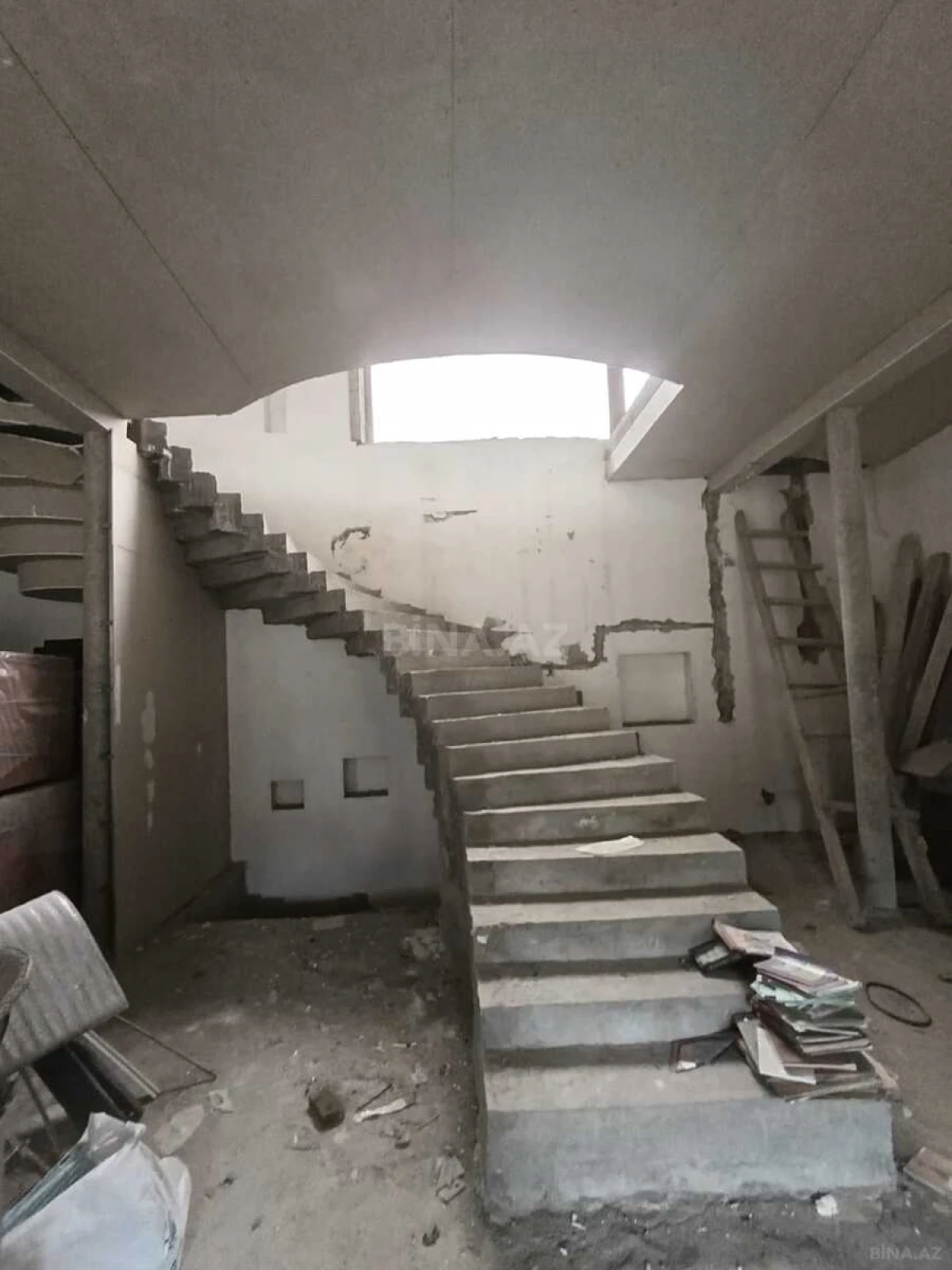 Satılır 11 otaqlı həyət evi 820 m²