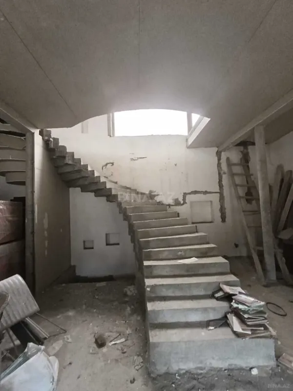 Satılır 11 otaqlı həyət evi 820 m²