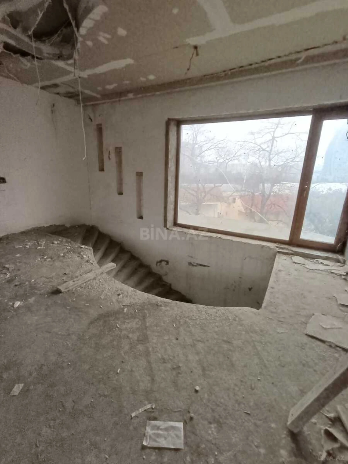 Satılır 11 otaqlı həyət evi 820 m²